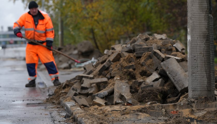 Powiększ obraz: Budowa trasy autobusowo-tramwajowej na Swojczyce. Utrudnienia w ruchu. Wrocław, 15.11.2025