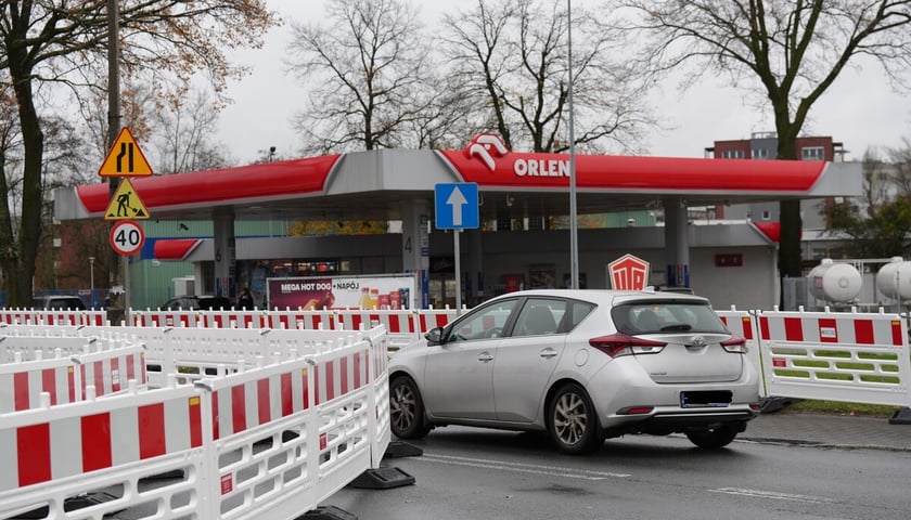 Powiększ obraz: Budowa trasy autobusowo-tramwajowej na Swojczyce. Utrudnienia w ruchu. Wrocław, 15.11.2025