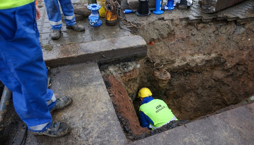 Powiększ obraz: Prace przy usuwaniu awarii MPWiK na ulicy Ślężnej przy skrzyżowaniu z aleją Armii Krajowej i aleją Wiśniową