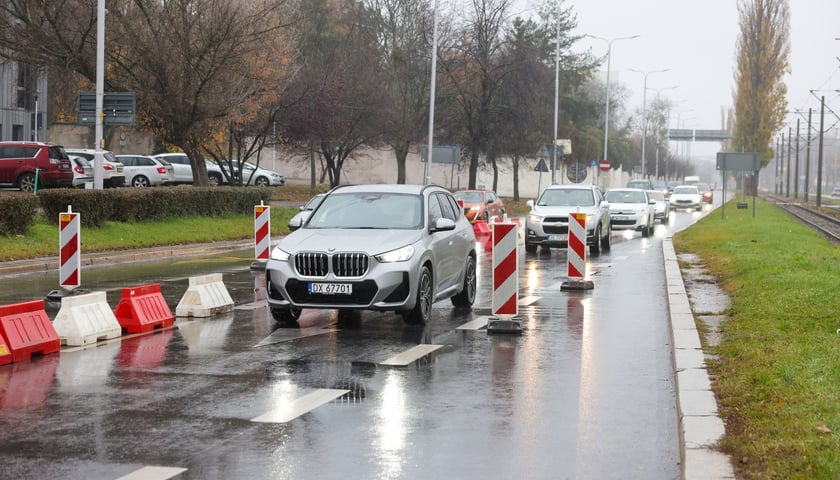 Powiększ obraz: Prace przy usuwaniu awarii MPWiK na ulicy Ślężnej przy skrzyżowaniu z aleją Armii Krajowej i aleją Wiśniową