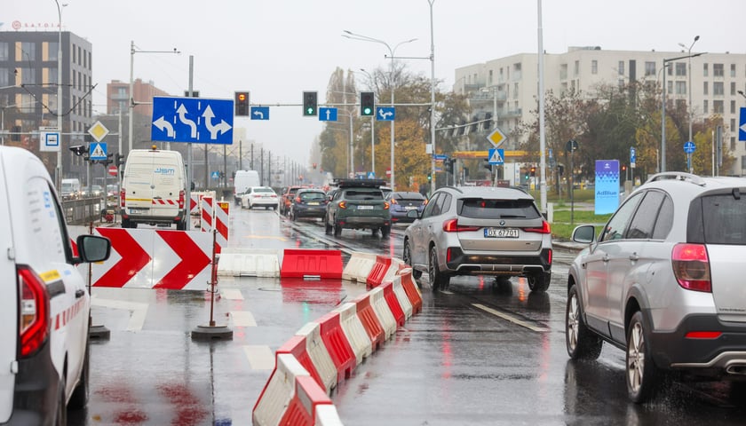 Powiększ obraz: Prace przy usuwaniu awarii MPWiK na ulicy Ślężnej przy skrzyżowaniu z aleją Armii Krajowej i aleją Wiśniową