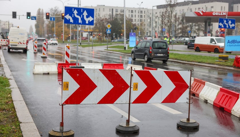 Powiększ obraz: Prace przy usuwaniu awarii MPWiK na ulicy Ślężnej przy skrzyżowaniu z aleją Armii Krajowej i aleją Wiśniową