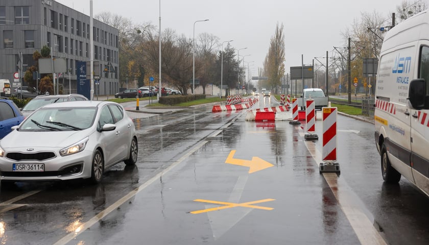 Powiększ obraz: Prace przy usuwaniu awarii MPWiK na ulicy Ślężnej przy skrzyżowaniu z aleją Armii Krajowej i aleją Wiśniową