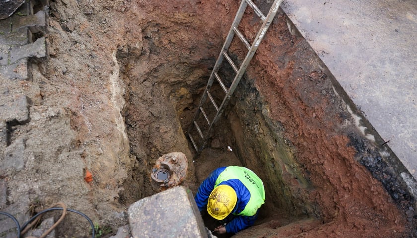 Powiększ obraz: Prace przy usuwaniu awarii MPWiK na ulicy Ślężnej przy skrzyżowaniu z aleją Armii Krajowej i aleją Wiśniową