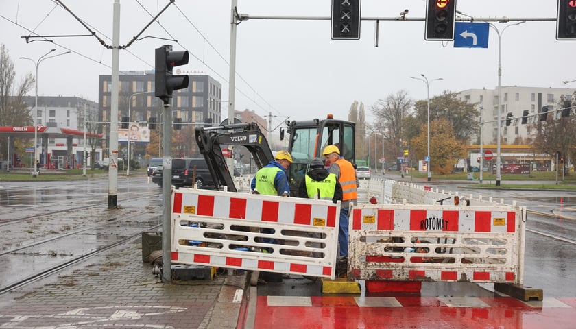 Powiększ obraz: Prace przy usuwaniu awarii MPWiK na ulicy Ślężnej przy skrzyżowaniu z aleją Armii Krajowej i aleją Wiśniową