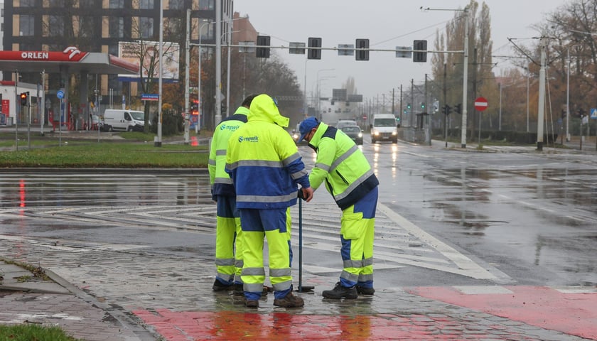 Powiększ obraz: Prace przy usuwaniu awarii MPWiK na ulicy Ślężnej przy skrzyżowaniu z aleją Armii Krajowej i aleją Wiśniową