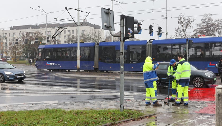 Powiększ obraz: Prace przy usuwaniu awarii MPWiK na ulicy Ślężnej przy skrzyżowaniu z aleją Armii Krajowej i aleją Wiśniową