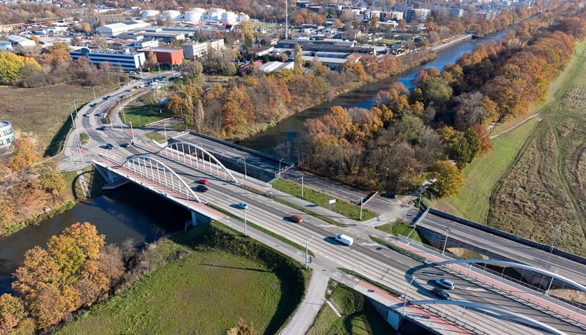 Powiększ obraz: Mosty Chrobrego z lotu ptaka