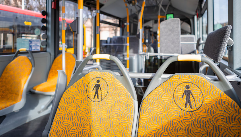 Powiększ obraz: Prezentacja nowych aglomeracyjnych mercedesów pod Halą Stulecia, 14 listopada 2025