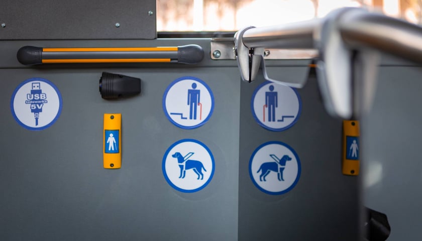 Powiększ obraz: Prezentacja nowych aglomeracyjnych mercedesów pod Halą Stulecia, 14 listopada 2025