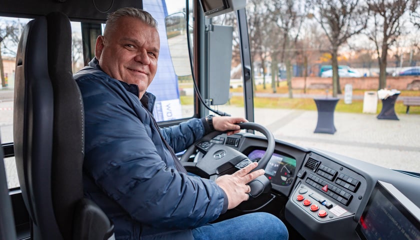 Powiększ obraz: Prezentacja nowych aglomeracyjnych mercedesów pod Halą Stulecia, 14 listopada 2025