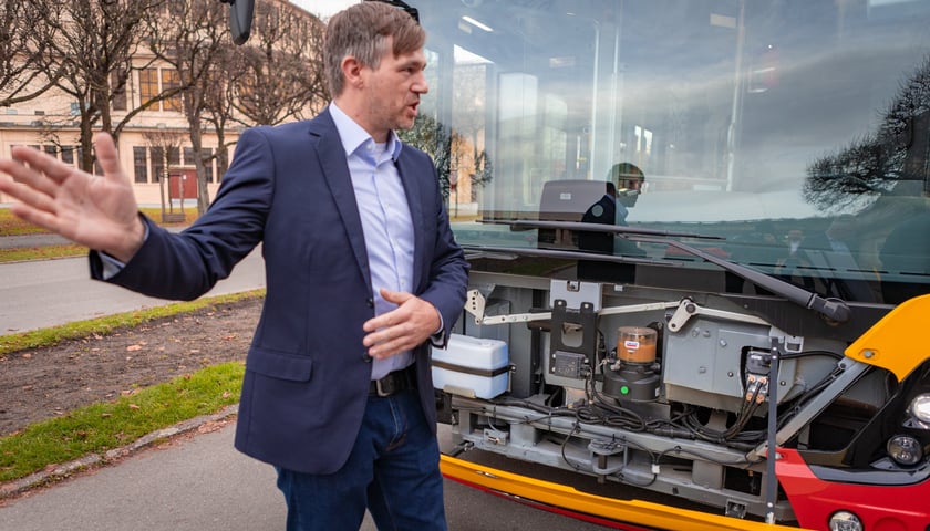 Powiększ obraz: Prezentacja nowych aglomeracyjnych mercedesów pod Halą Stulecia, 14 listopada 2025