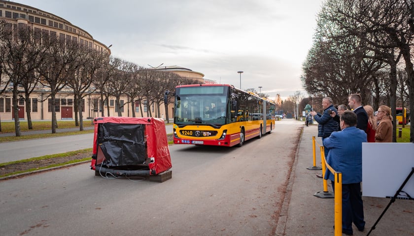 Powiększ obraz: Prezentacja nowych aglomeracyjnych mercedesów pod Halą Stulecia, 14 listopada 2025