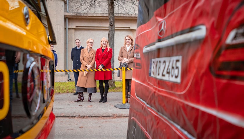 Powiększ obraz: Prezentacja nowych aglomeracyjnych mercedesów pod Halą Stulecia, 14 listopada 2025