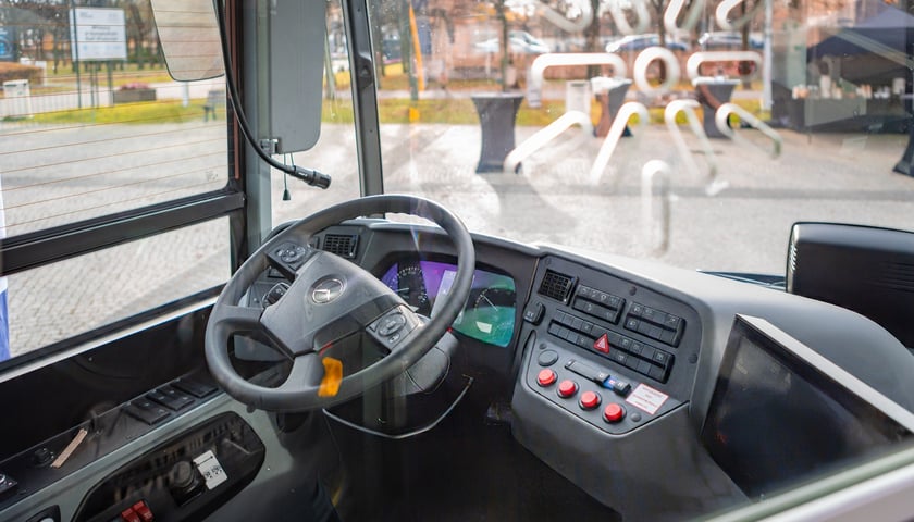 Powiększ obraz: Prezentacja nowych aglomeracyjnych mercedesów pod Halą Stulecia, 14 listopada 2025