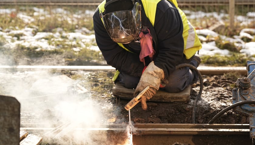 Powiększ obraz: Naprawa torowiska na Legnickiej przy pl. Jana Pawła II