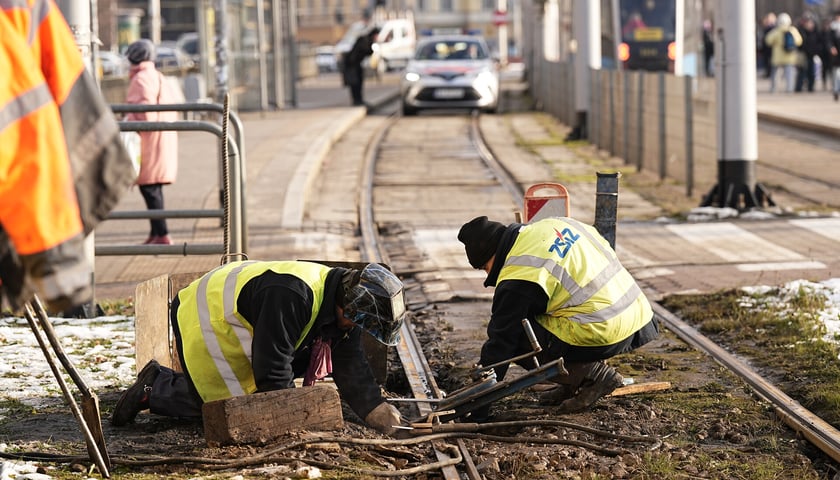 Powiększ obraz: Naprawa torowiska na Legnickiej przy pl. Jana Pawła II