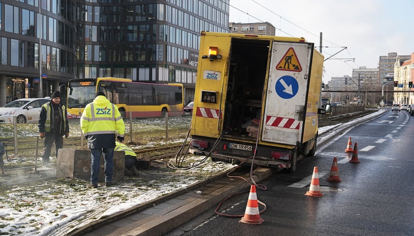 Powiększ obraz: Naprawa torowiska na Legnickiej przy pl. Jana Pawła II