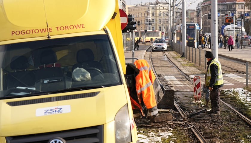 Powiększ obraz: Naprawa torowiska na Legnickiej przy pl. Jana Pawła II