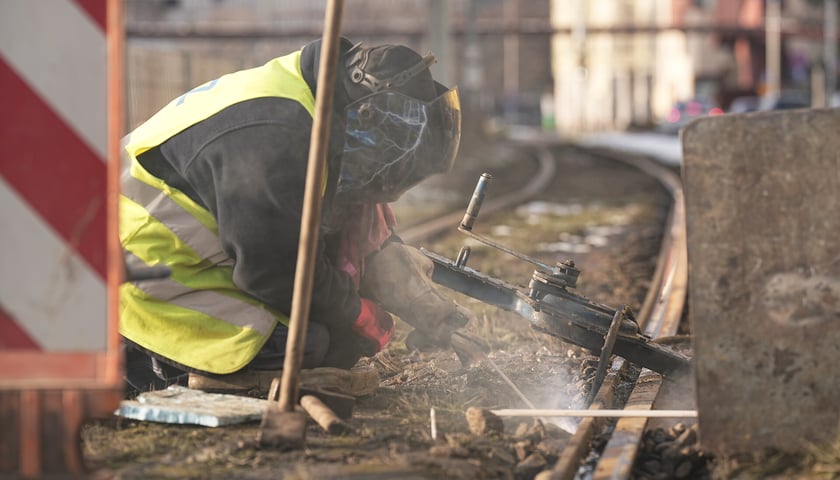 Powiększ obraz: Naprawa torowiska na Legnickiej przy pl. Jana Pawła II