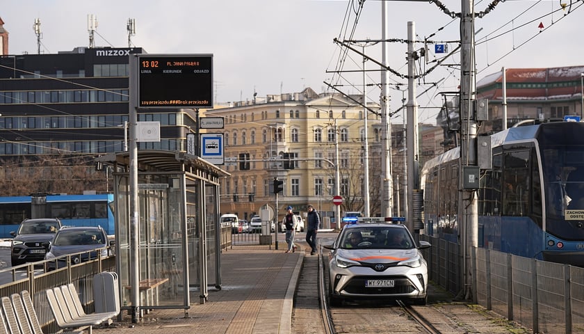 Powiększ obraz: Naprawa torowiska na Legnickiej przy pl. Jana Pawła II