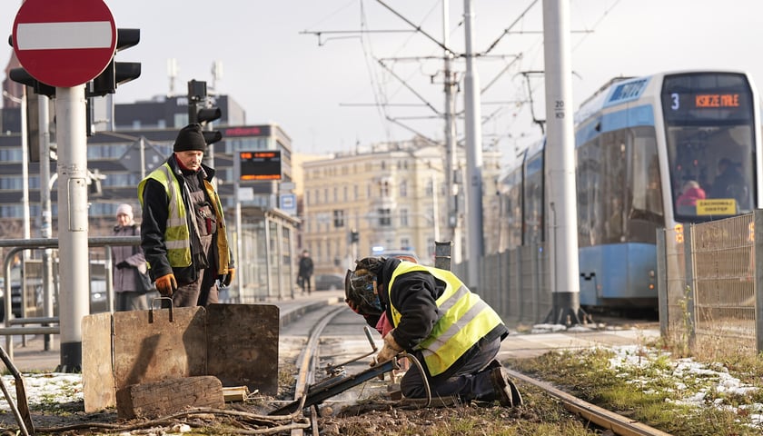 Powiększ obraz: Naprawa torowiska na Legnickiej przy pl. Jana Pawła II