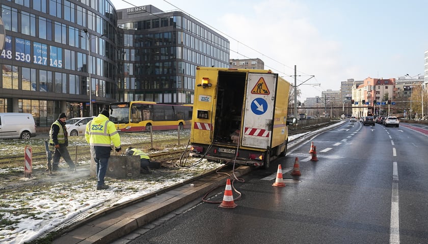 Powiększ obraz: Naprawa torowiska na Legnickiej przy pl. Jana Pawła II
