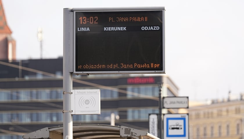 Powiększ obraz: Naprawa torowiska na Legnickiej przy pl. Jana Pawła II