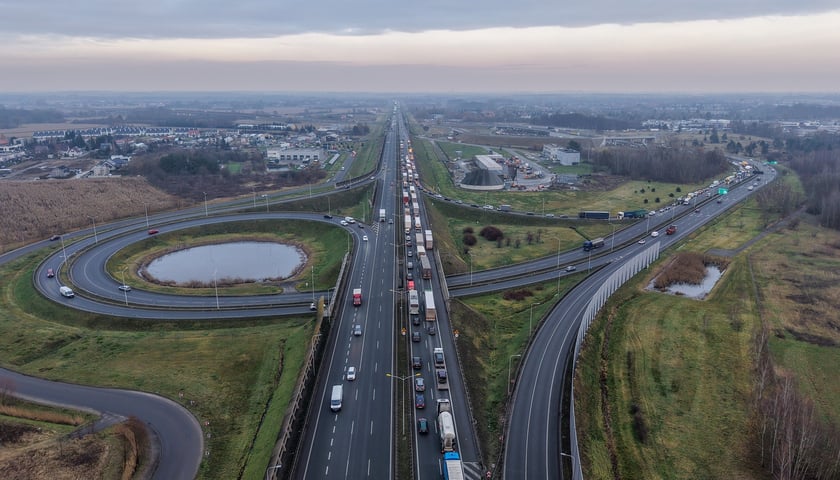 Korek na AOW po zderzeniu 3 samochod&oacute;w - 4 grudnia