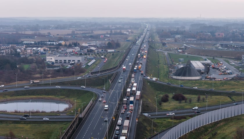 Korek na AOW po zderzeniu 3 samochod&oacute;w - 4 grudnia