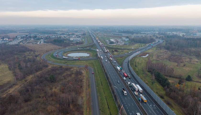 Korek na AOW po zderzeniu 3 samochod&oacute;w - 4 grudnia