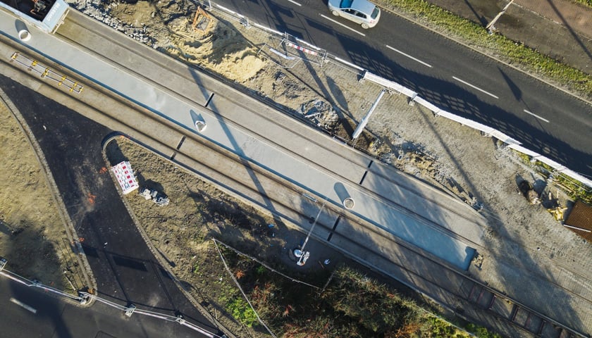 Powiększ obraz: Budowa trasy autobusowo-tramwajowej na ulicy Bardzkiej - zdjęcie z 9 grudnia