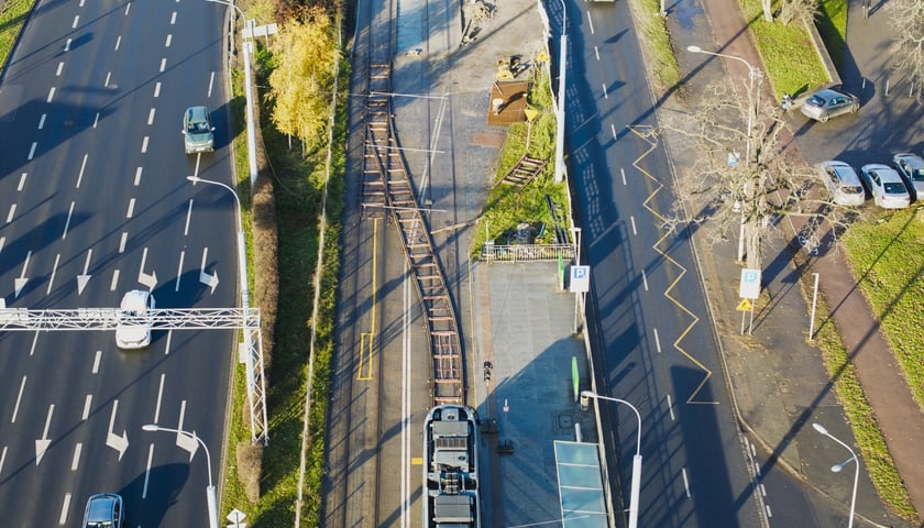 Powiększ obraz: Budowa trasy autobusowo-tramwajowej na ulicy Bardzkiej - zdjęcie z 9 grudnia