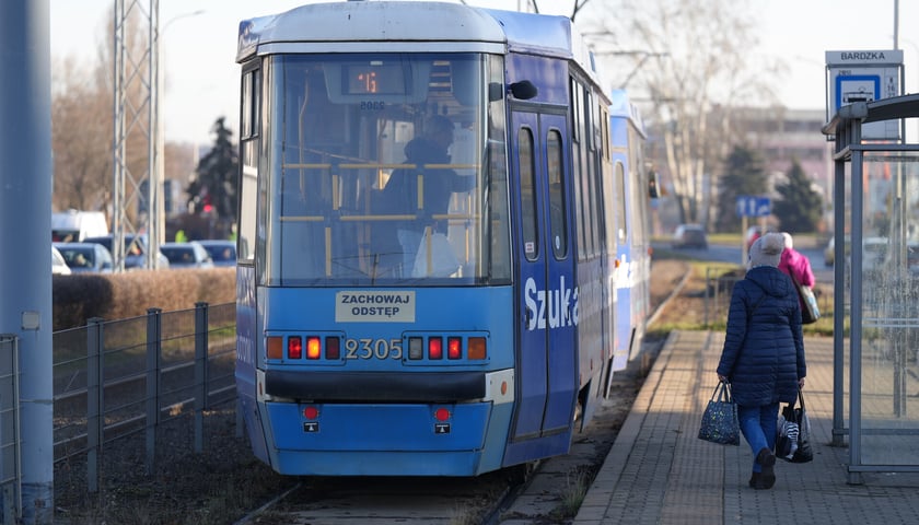 Powiększ obraz: Od poniedziałku 15 grudnia tramwaje jeżdżą normalnie na Gaj i wróciły na Tarnogaj. Zdjęcie z 15 grudnia