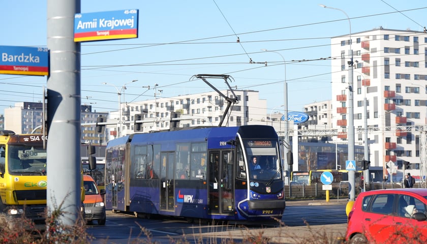 Powiększ obraz: Od poniedziałku 15 grudnia tramwaje jeżdżą normalnie na Gaj i wróciły na Tarnogaj. Zdjęcie z 15 grudnia