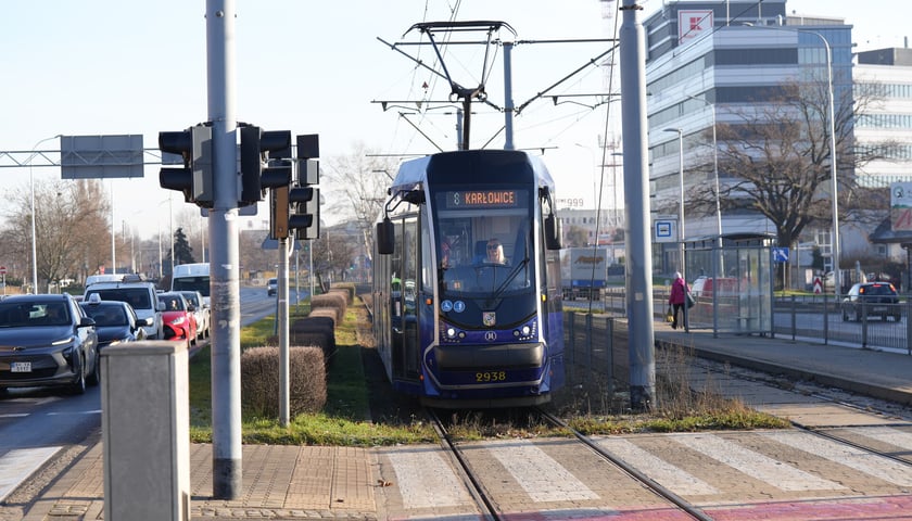 Powiększ obraz: Od poniedziałku 15 grudnia tramwaje jeżdżą normalnie na Gaj i wróciły na Tarnogaj. Zdjęcie z 15 grudnia