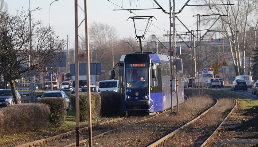 Powiększ obraz: Od poniedziałku 15 grudnia tramwaje jeżdżą normalnie na Gaj i wróciły na Tarnogaj. Zdjęcie z 15 grudnia