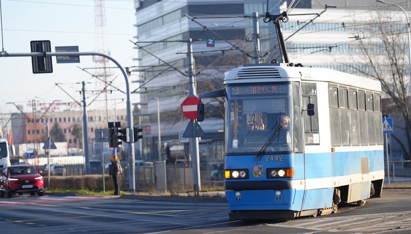 Powiększ obraz: Od poniedziałku 15 grudnia tramwaje jeżdżą normalnie na Gaj i wróciły na Tarnogaj. Zdjęcie z 15 grudnia