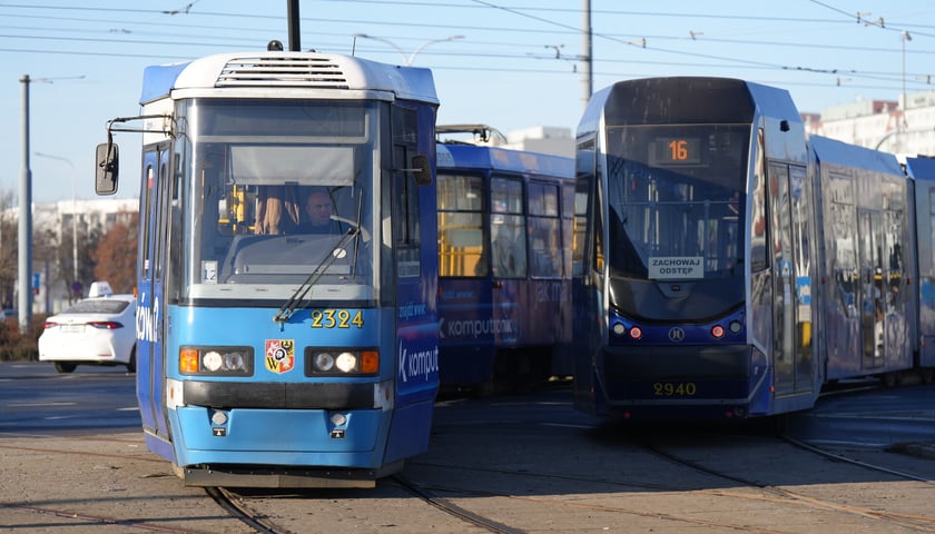 Powiększ obraz: Od poniedziałku 15 grudnia tramwaje jeżdżą normalnie na Gaj i wróciły na Tarnogaj. Zdjęcie z 15 grudnia