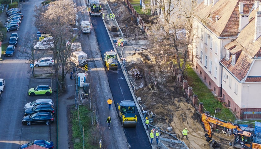 Powiększ obraz: Prace przy przebudowie ulicy Koszarowej. Zdjęcie z poniedziałku 8 grudnia