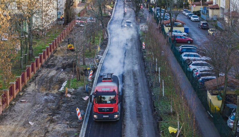 Powiększ obraz: Prace przy przebudowie ulicy Koszarowej. Zdjęcie z poniedziałku 8 grudnia