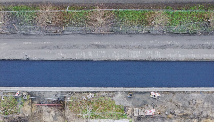 Powiększ obraz: Prace przy przebudowie ulicy Koszarowej. Zdjęcie z poniedziałku 8 grudnia