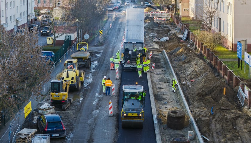 Powiększ obraz: Prace przy przebudowie ulicy Koszarowej. Zdjęcie z poniedziałku 8 grudnia