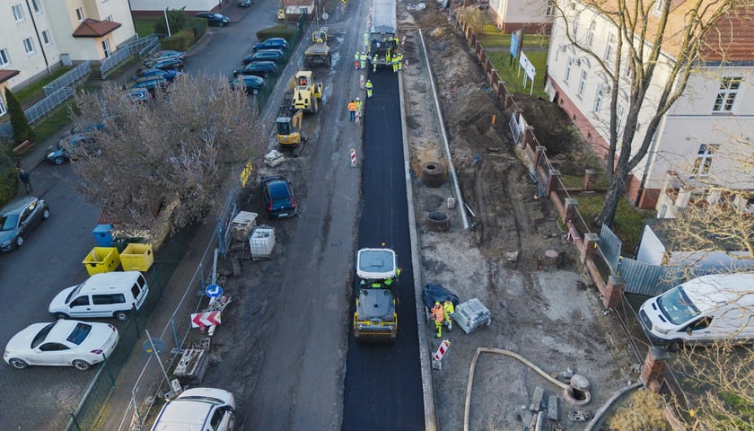 Powiększ obraz: Prace przy przebudowie ulicy Koszarowej. Zdjęcie z poniedziałku 8 grudnia