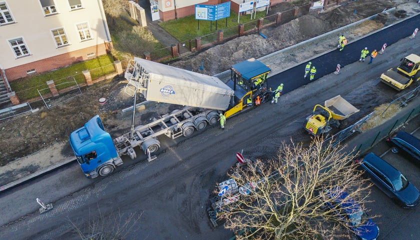 Powiększ obraz: Prace przy przebudowie ulicy Koszarowej. Zdjęcie z poniedziałku 8 grudnia