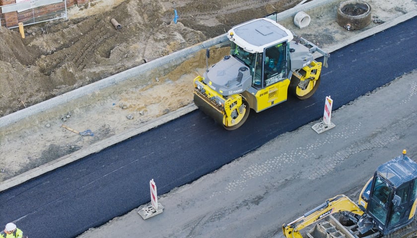 Powiększ obraz: Prace przy przebudowie ulicy Koszarowej. Zdjęcie z poniedziałku 8 grudnia