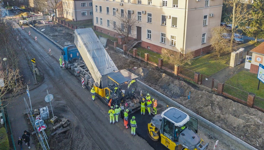 Powiększ obraz: Prace przy przebudowie ulicy Koszarowej. Zdjęcie z poniedziałku 8 grudnia