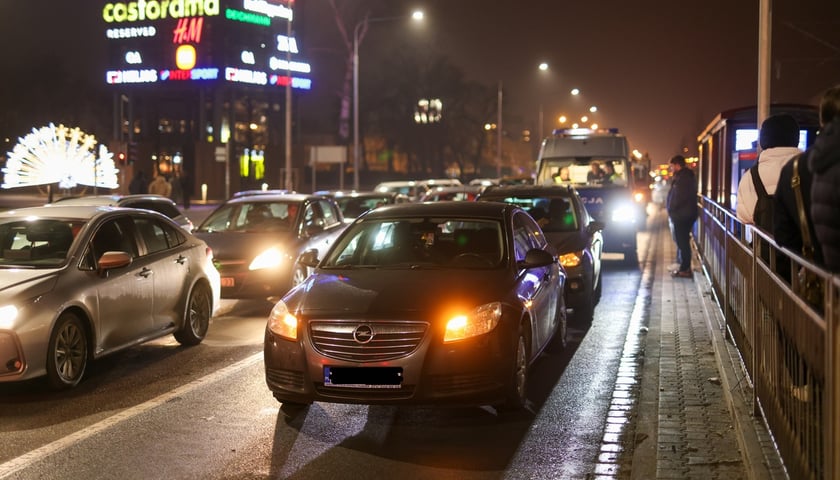 Wypadek i utrudnienia w ruchu na Legnickiej. 22.12.2025