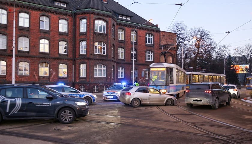 Powiększ obraz: Zderzenie samochodu z tramwajem, 08.01.2026