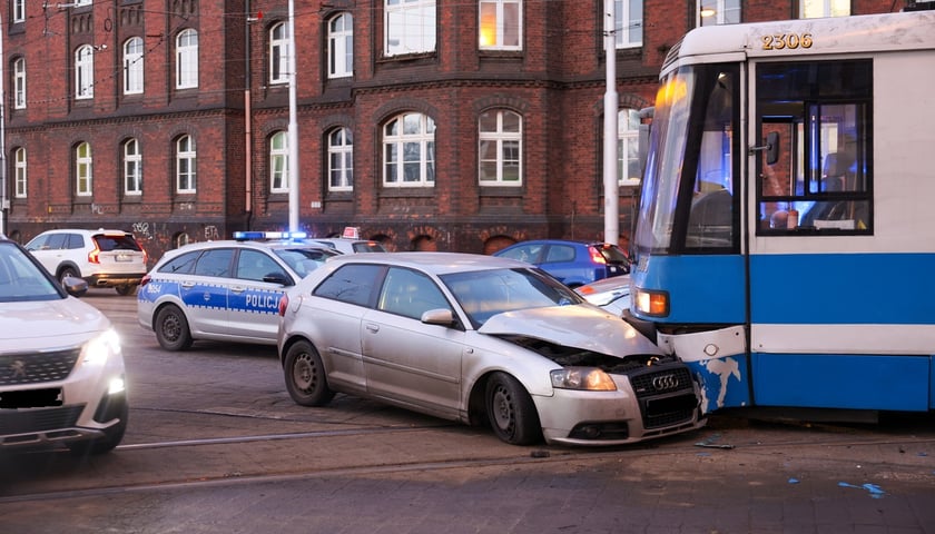 Powiększ obraz: Zderzenie samochodu z tramwajem, 08.01.2026
